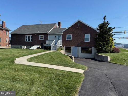 144 S Centre Ave, LEESPORT, PA, 19533-8677 | Card Image