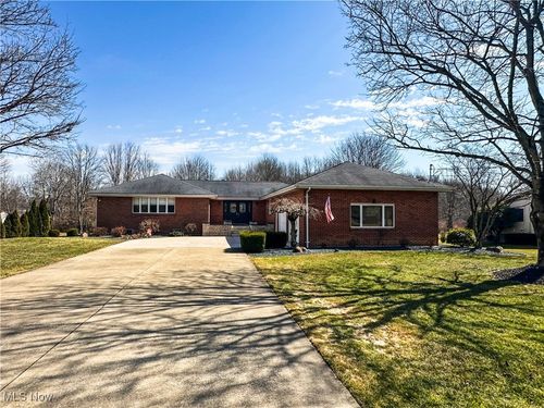365 Sunset Dr, Brookfield, OH, 44403-9502 | Card Image
