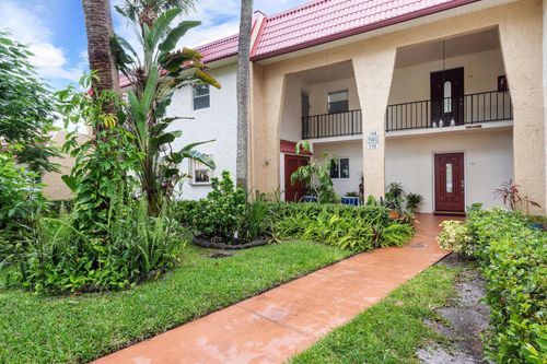 146 Lake Evelyn Dr, West Palm Beach, FL, 33411-2025 | Card Image