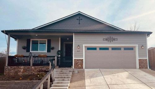 917 Stonewater Dr, Eagle Point, OR, 97524-9072 | Card Image