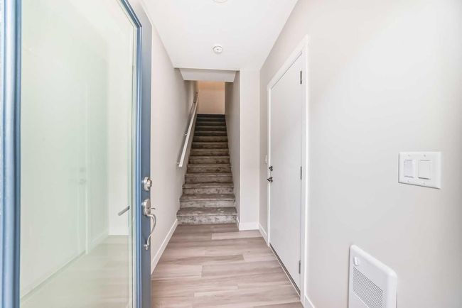 214 Shawnee Square Sw, Townhouse with 2 bedrooms, 3 bathrooms and 3 parking in Calgary AB | Image 4