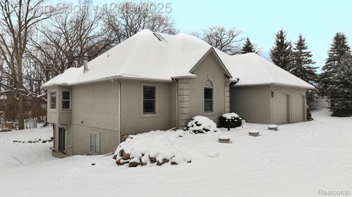 2245 W Cook Rd, Grand Blanc, MI, 48439-9325 | Card Image