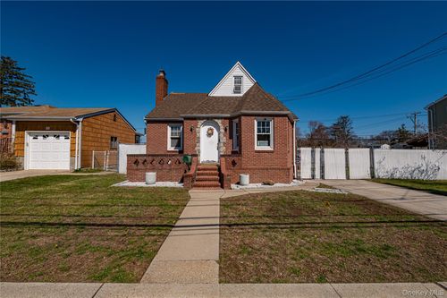70 Bristol St, Lindenhurst, NY, 11757-4103 | Card Image