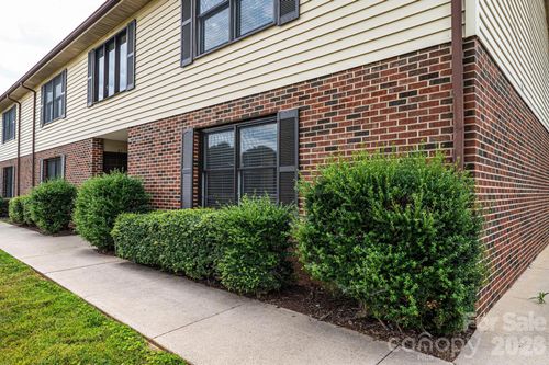 28-525 12th St Sw, Hickory, NC, 28602-2552 | Card Image