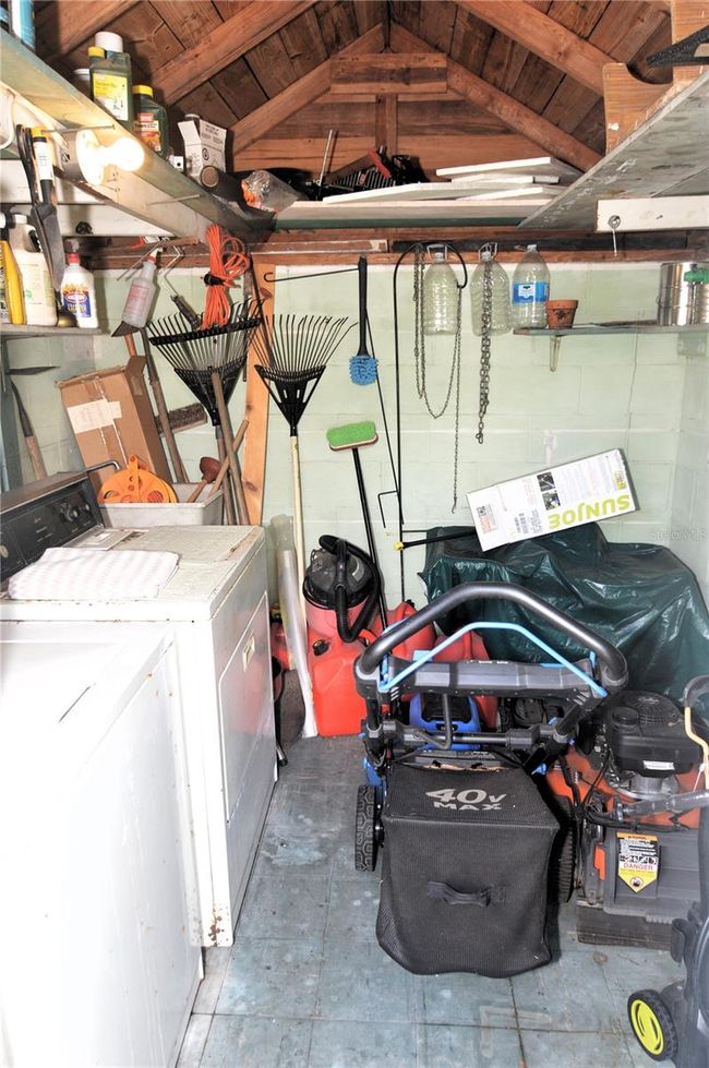 Detached laundry shed | Image 27