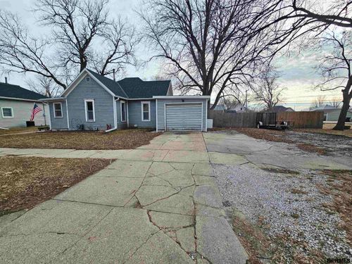 621 W 8th St, York, NE, 68467-2828 | Card Image