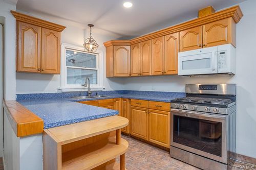 17 Old Lake Rd, Congers, NY, 10920-2425 | Card Image