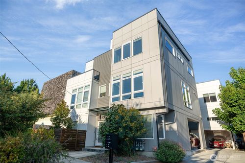 4262 Linden Ave N, Seattle, WA, 98103-7267 | Card Image