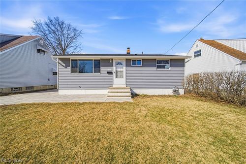 6330 Ledgebrook Dr, Brook Park, OH, 44142-3744 | Card Image