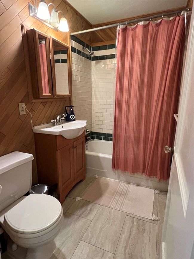 Bathroom with shower / tub combo, toilet, and vanity | Image 9