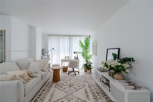 apt-526-17021 N Bay Rd, Sunny Isles Beach, FL, 33160-4230 | Card Image