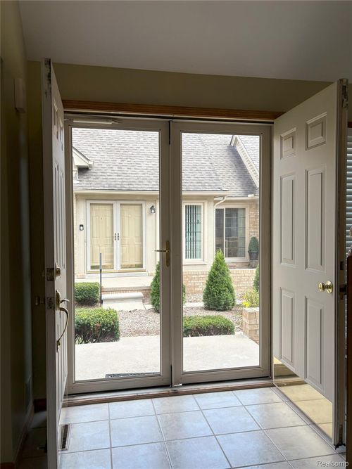 17018 Sandstone Cir, Macomb, MI, 48042-1123 | Card Image
