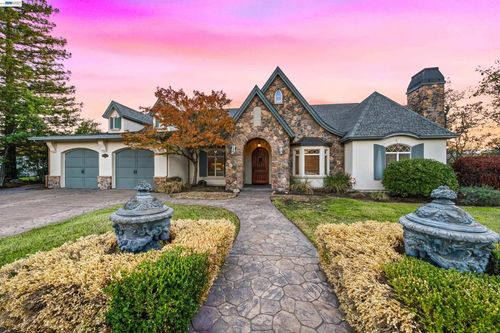 2490 Crescent Moon Ct, Redding, CA, 96001-5943 | Card Image