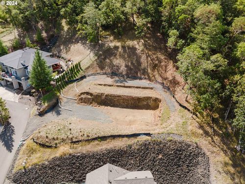 233 Winchester Creek Ave, Winchester, OR, 97495-8946 | Card Image