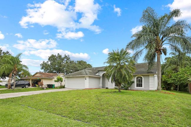 562 Sw Badger Ter, House other with 3 bedrooms, 2 bathrooms and null parking in Port St. Lucie FL | Image 4
