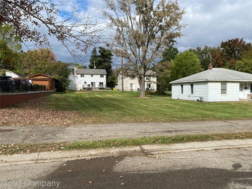7553 Nichols St, Utica, MI, 48317-5438 | Card Image