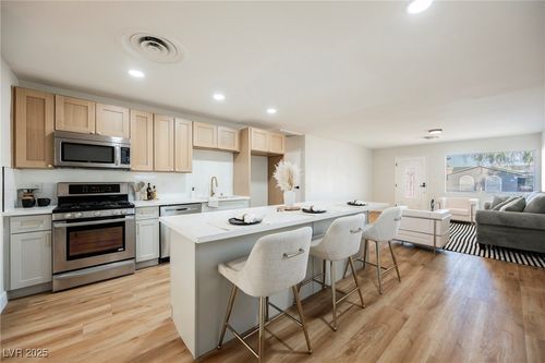 3114 Scarlet Oak Ave, Las Vegas, NV, 89104-4348 | Card Image