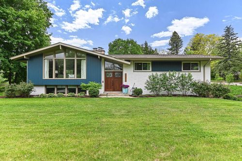 N63W15819 Claremore Circle, Menomonee Falls, WI, 53051 | Card Image