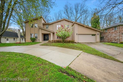 6019 Glen Eagles Dr, West Bloomfield, MI, 48323-2211 | Card Image