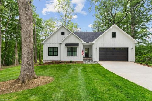 215 Crestwood Dr, Pilot Mountain, NC, 27041-9339 | Card Image