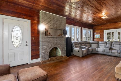 101 W Planters St, San Augustine, TX, 75972-1930 | Card Image