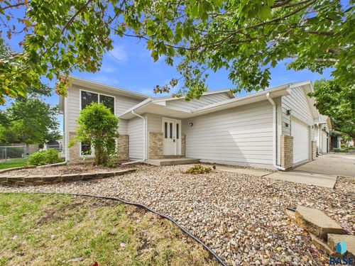 5713 W Clay St Street, Sioux Falls, SD, 57106 | Card Image