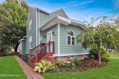 423 Fulton St, Port Clinton, OH, 43452-2030 | Card Image