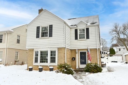 2740 N 73rd St, Wauwatosa, WI, 53210-1001 | Card Image