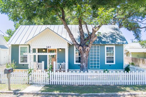 507 High St, Comfort, TX, 78013-2146 | Card Image