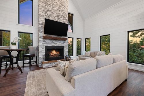 733 Virginia Pine Pl, Broken Bow, OK, 74728 | Card Image