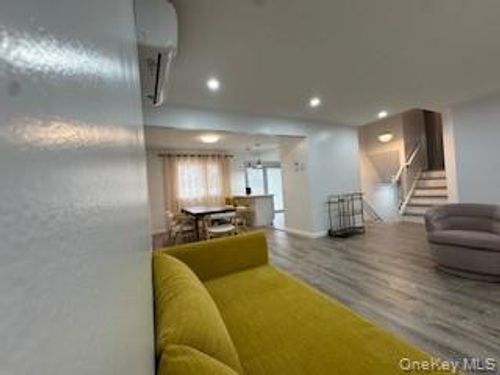 25 Alma Ln, Plainview, NY, 11803-6232 | Card Image