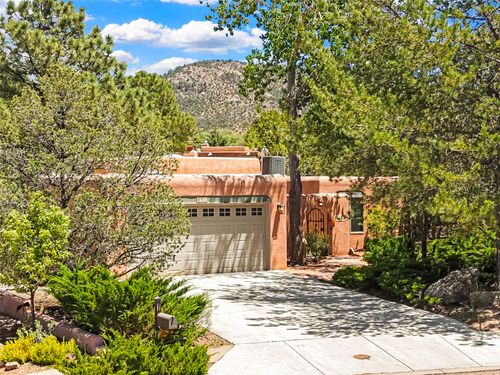 691 Callecita Jicarilla, Santa Fe, NM, 87505-4940 | Card Image