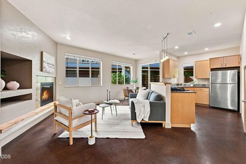 unit-1-40 Sw Mckinley Ave, Bend, OR, 97702-1305 | Card Image