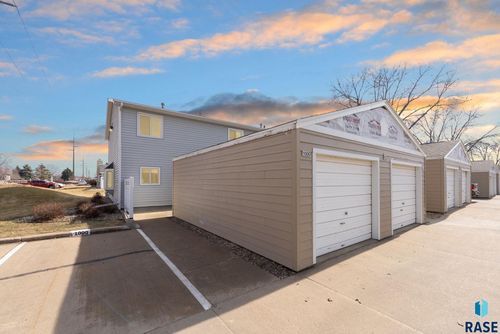 1000 S Bridgeport Pl, Sioux Falls, SD, 57106-3461 | Card Image