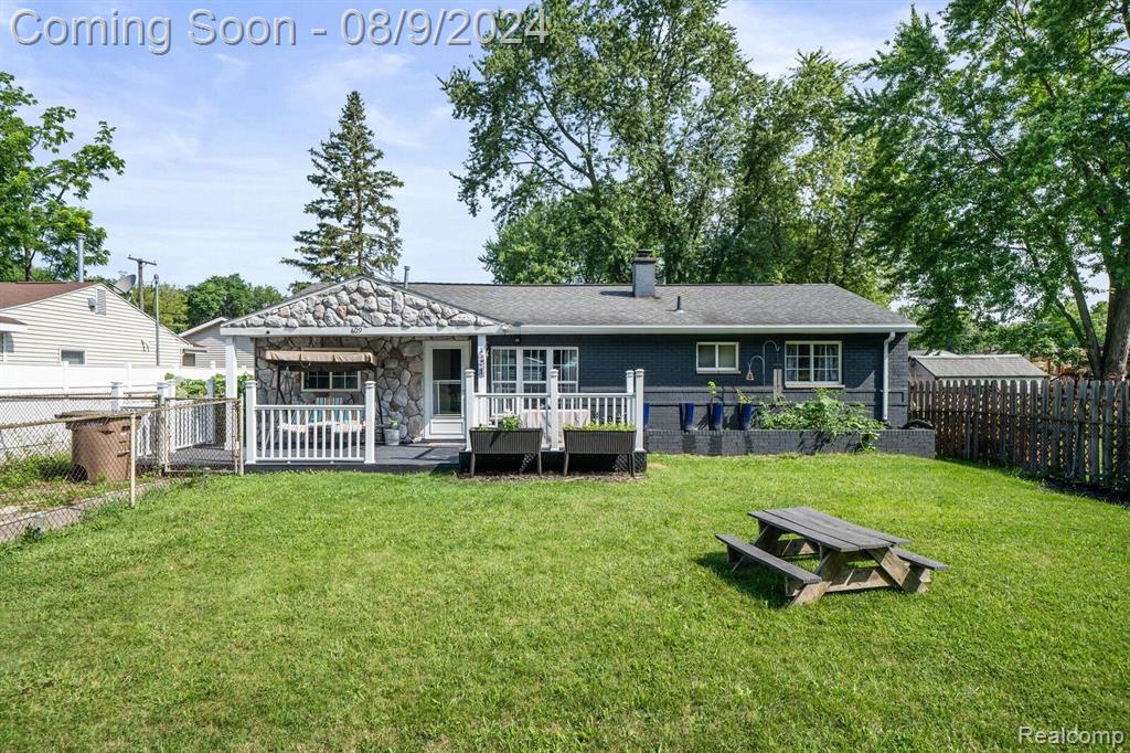 Columbia Ave, Pontiac, MI 48340