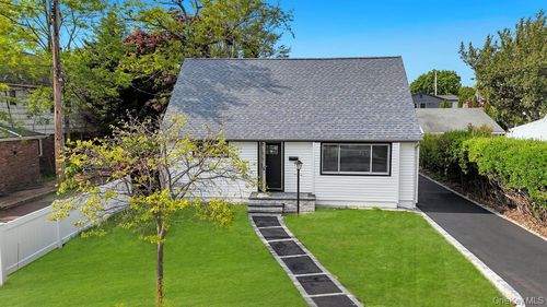 20 Howard St, Hicksville, NY, 11801-4320 | Card Image