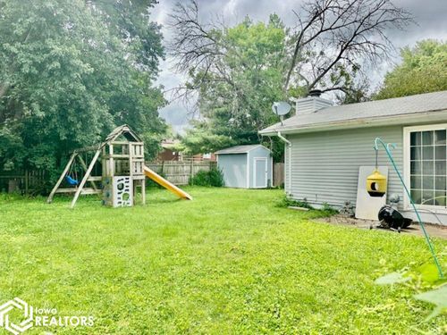 2215 Seneca St, Burlington, IA, 52601-3321 | Card Image