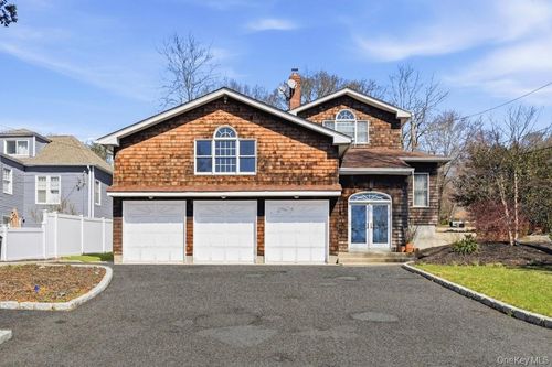 20 Maryland St, Dix Hills, NY, 11746-6834 | Card Image