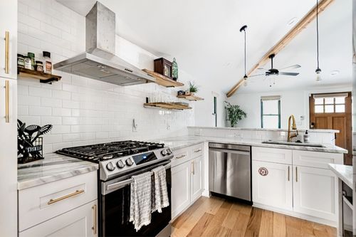 1911 College Row, Austin, TX, 78702-2813 | Card Image