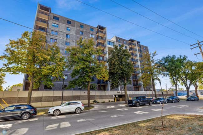Building Exterior | Image 21