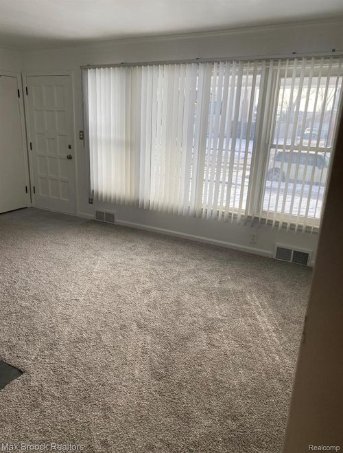 15835 Deerfield Ave, Eastpointe, MI, 48021-4905 | Card Image