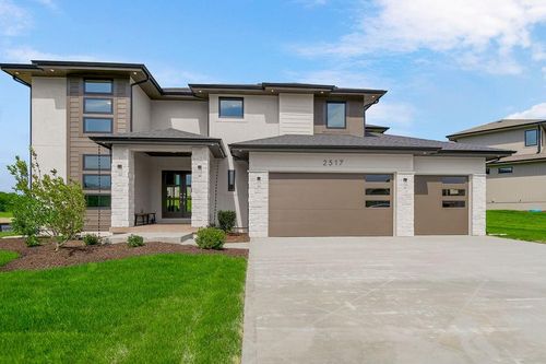 2517 Ne Woodland Oak Cir, Lee's Summit, MO, 64086-7125 | Card Image