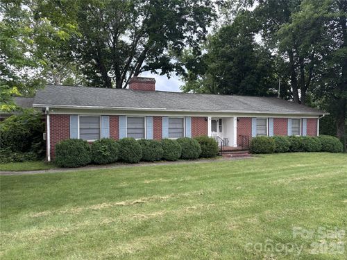 625 Vance St, Waynesville, NC, 28786-3152 | Card Image