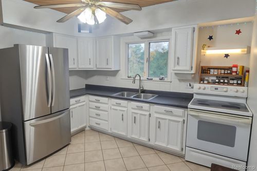 3186 E Grand Blanc Rd, Grand Blanc, MI, 48439-8117 | Card Image