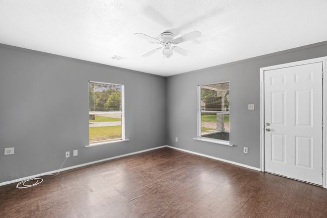305 W Waco St, Home with 5 bedrooms, 3 bathrooms and 6 parking in Ennis TX | Image 6