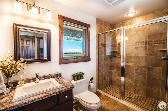 There is a full bathroom on the main level conveniently located between the bedrooms | Image 28