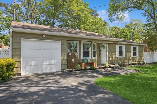 9 Albermarle Ave, Holtsville, NY, 11742-1632 | Card Image