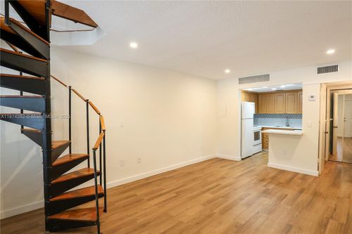 apt-3-3025 Mary St, Coconut Grove, FL, 33133-4527 | Card Image