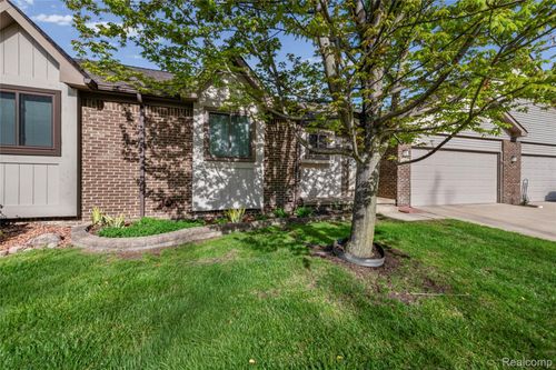 20557 Longwood Dr, Clinton Township, MI, 48038-4422 | Card Image