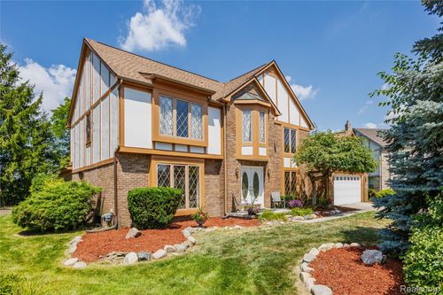 19357 Gary Ln, Livonia, MI, 48152-1132 | Card Image